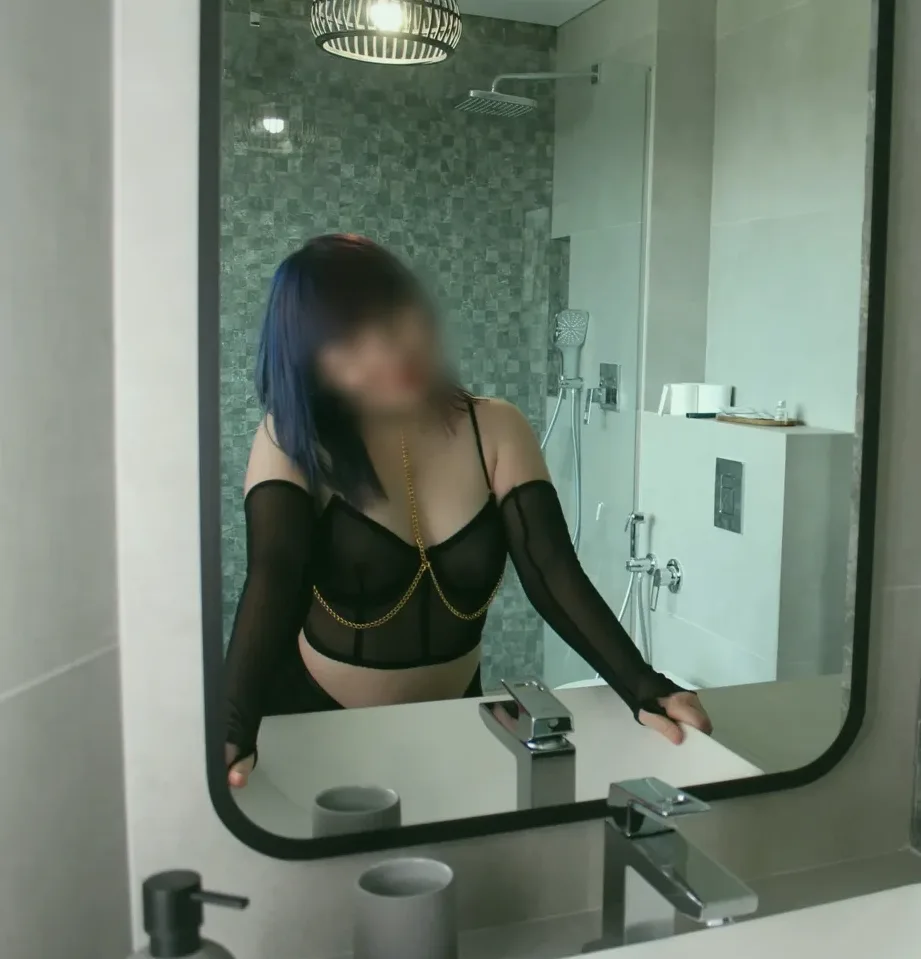 Viktoria, 24